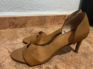 Sandalias Stradivarius camel tacón