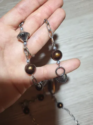 Collar de cuentas marrón y plateado