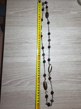 Collar de cuentas marrón y plateado