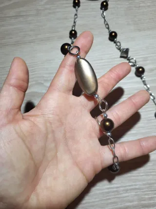 Collar de cuentas marrón y plateado