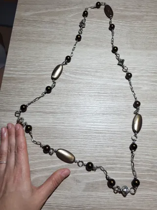 Collar de cuentas marrón y plateado