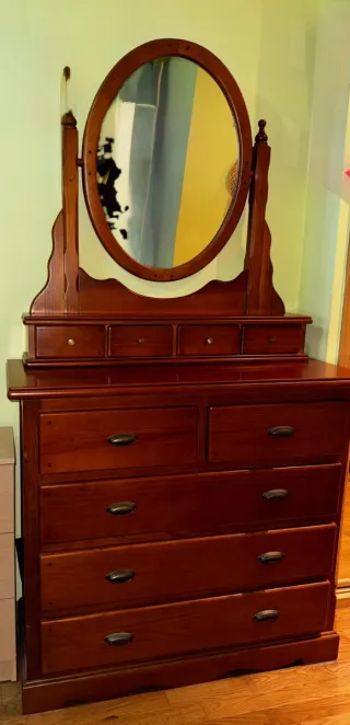 Tocador de madera con espejo ovalado
