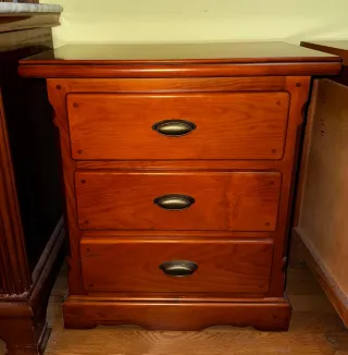 Tocador de madera con espejo ovalado