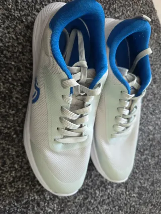 Deportivas blancas y azules