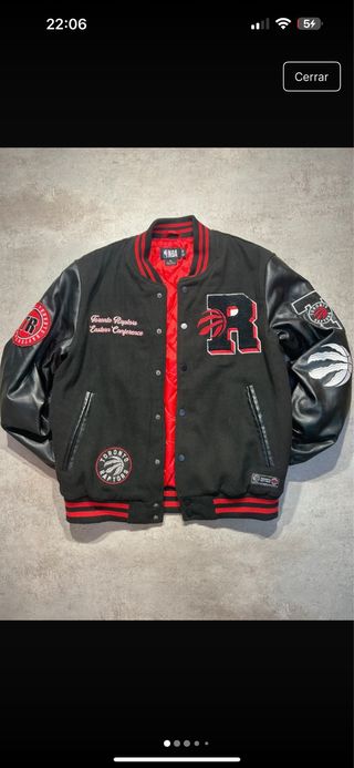 Chaqueta Beisbolera Raptors NBA Negra y Roja