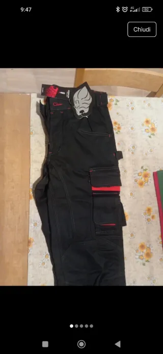 Pantaloni da lavoro neri con dettagli rossi