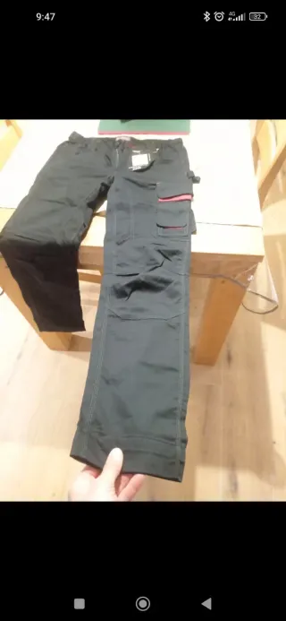 Pantaloni da lavoro neri con dettagli rossi