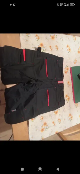 Pantaloni da lavoro neri con dettagli rossi