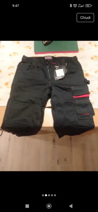 Pantaloni da lavoro neri con dettagli rossi