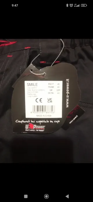 Pantaloni da lavoro neri con dettagli rossi