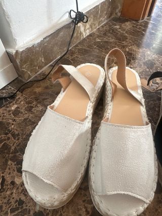 Sandalias de cuña verano beige y negras