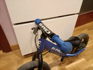 Bicicleta B PRO sin pedales, con freno