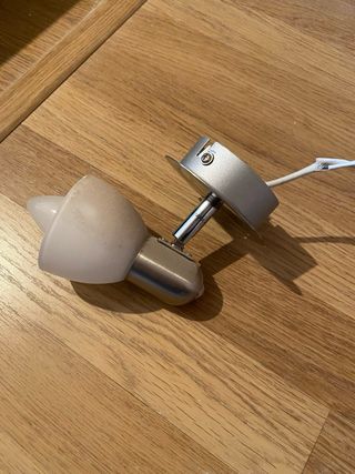 Lámparas de techo plateadas y blancas