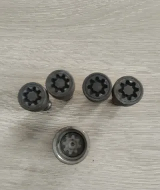Se vende tornillos antirrobo VW GOLF MK7 AUDI