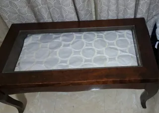 Mesa de centro elevable de madera y cristal 25€