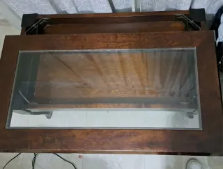 Mesa de centro elevable de madera y cristal 25€