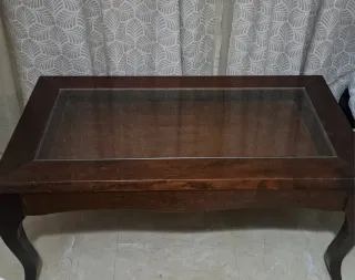 Mesa de centro elevable de madera y cristal 25€