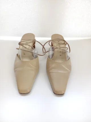 Zapatos de vestir beige tacón medio