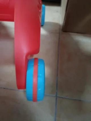 Andador infantil Fisher-Price, falta un triángulo