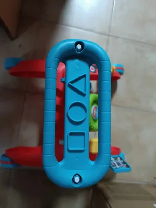 Andador infantil Fisher-Price, falta un triángulo