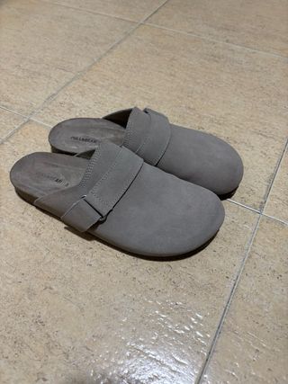 Zuecos Pull&Bear grises talla 42