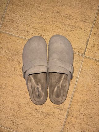 Zuecos Pull&Bear grises talla 42