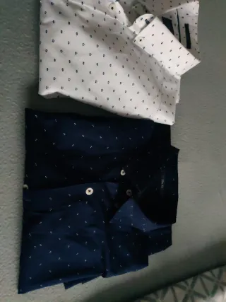 Lote 2 Camisas Chico Azul Marino y Blanca