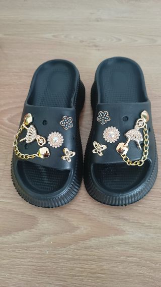 Sandalias negras plataforma con mariposas y flores