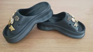 Sandalias negras plataforma con mariposas y flores