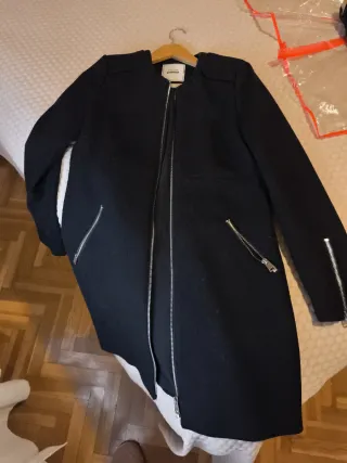 Abrigo paño negro cremalleras