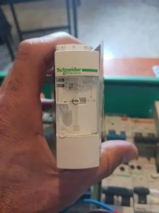 Relé de retardo Schneider RETTL