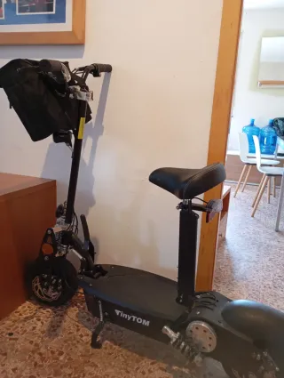 Patinete eléctrico TINYTOM con asiento