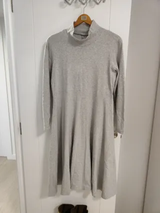 Vestido gris y botas marrones