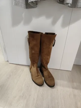 Vestido gris y botas marrones