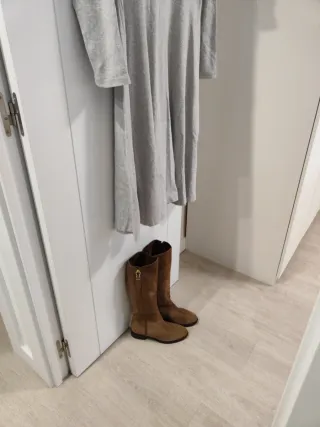 Vestido gris y botas marrones