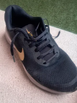 Zapatillas Nike Revolution 7 Negras y Doradas