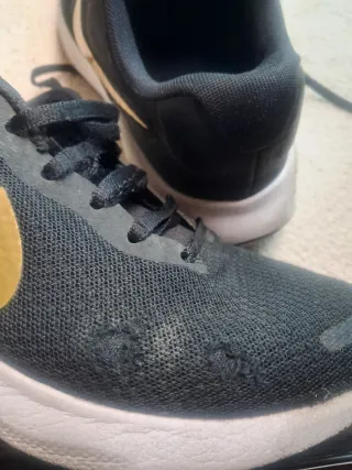 Zapatillas Nike Revolution 7 Negras y Doradas