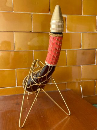 Botella vino vintage retro soporte años 60