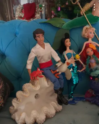 Ursula e Ariel su sfondo marino