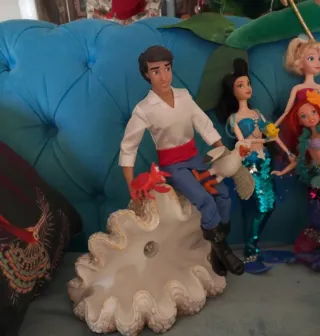 Ursula e Ariel su sfondo marino