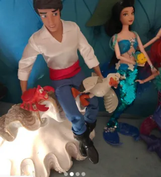 Ursula e Ariel su sfondo marino