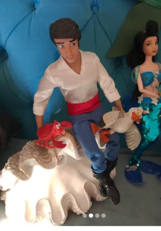 Ursula e Ariel su sfondo marino