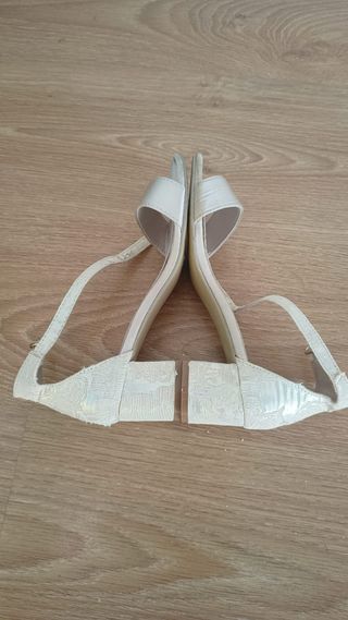 Sandalias Tacon Bajo Beige/Oro Mujer