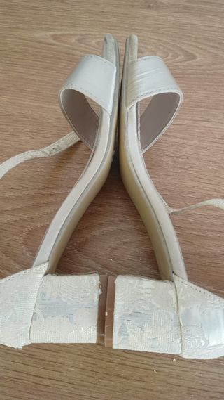 Sandalias Tacon Bajo Beige/Oro Mujer