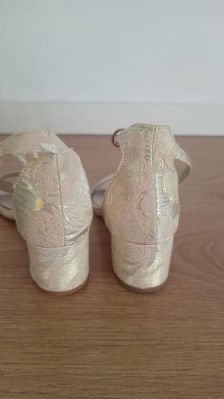 Sandalias Tacon Bajo Beige/Oro Mujer