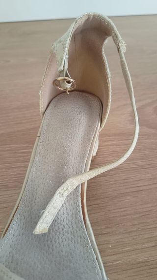 Sandalias Tacon Bajo Beige/Oro Mujer