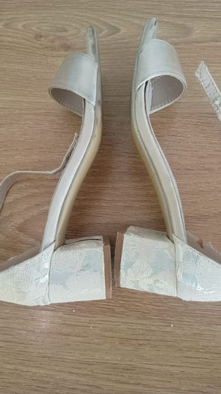 Sandalias Tacon Bajo Beige/Oro Mujer