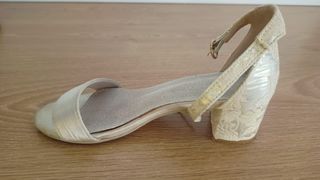 Sandalias Tacon Bajo Beige/Oro Mujer