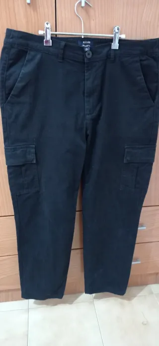 Pantalón cargo Pull&Bear negro talla 44