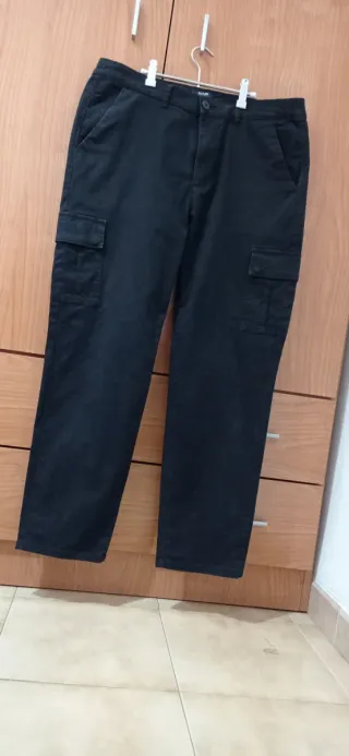 Pantalón cargo Pull&Bear negro talla 44